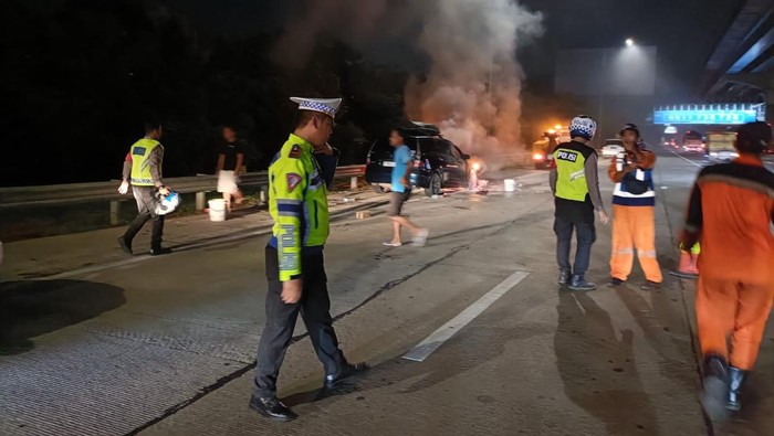 Satu unit mobil terbakar di Tol Jakarta-Cikampek Km 25+200 (dok. X @TMCPoldaMetro).