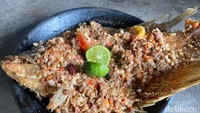 Pecak ikan jadi andalan. Kamu bisa pilih jenis ikannya mau gurame atau nila. Bumbu pecaknya juga bisa pilih mau yang biasa atau pakai kacang. Foto: Detikcom / Atiqa Rana