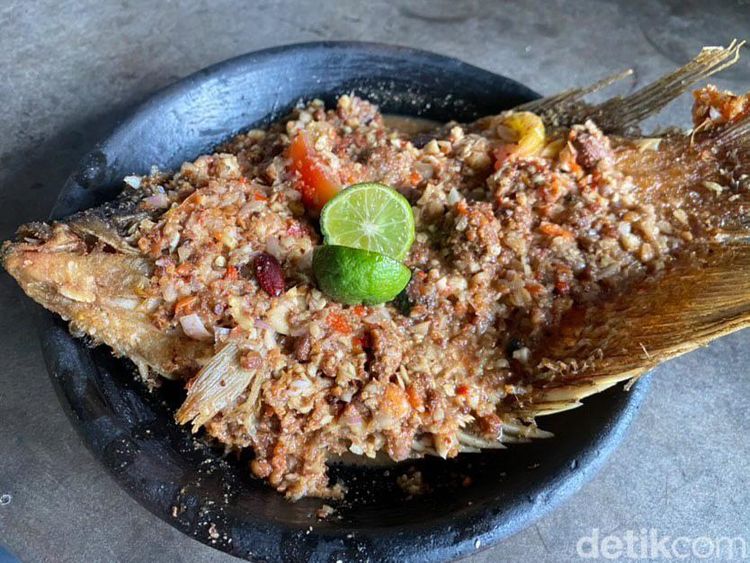 Viral di Bekasi, Warung Betawi Punya Pecak Ikan hingga Gabus Pucung Enak