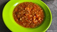 Pencinta pedas wajib menikmati aneka lauk pauknya dengan cocolan sambal. Sambalnya dibuat dadakan dengan citarasa gurih dan pedas yang berhasil menyengat lidah. Foto: Detikcom / Atiqa Rana