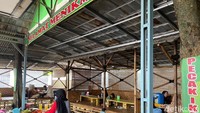 Begini tampilan area makannya. Konsepnya memang seperti saung bambu. Pelanggan bisa makan di area lesehan maupun di kursi dan meja biasa. Foto: Detikcom / Atiqa Rana
