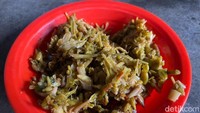 Kalau ini tumis daun pepaya yang gurih dan sedikit pahit. Kamu bisa memesannya untuk pelengkap makan siang nikmat. Foto: Detikcom / Atiqa Rana