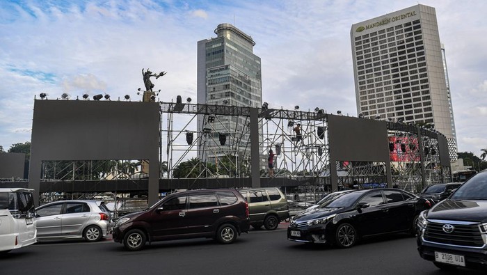 Sederet Panggung Hiburan Siap Sambut Tahun Baru di Jakarta Pekerja menyelesaikan pembangunan panggung hiburan yang akan digunakan untuk malam pergantian tahun di kawasan MH Thamrin, Jakarta, Senin (30/12/2024). Acara malam pergantian tahun pada Selasa 31 Desember 2024 tersebut mengambil tema Semarak Jakarta Mendunia. ANTARA FOTO/Muhammad Adimaja/nym.
