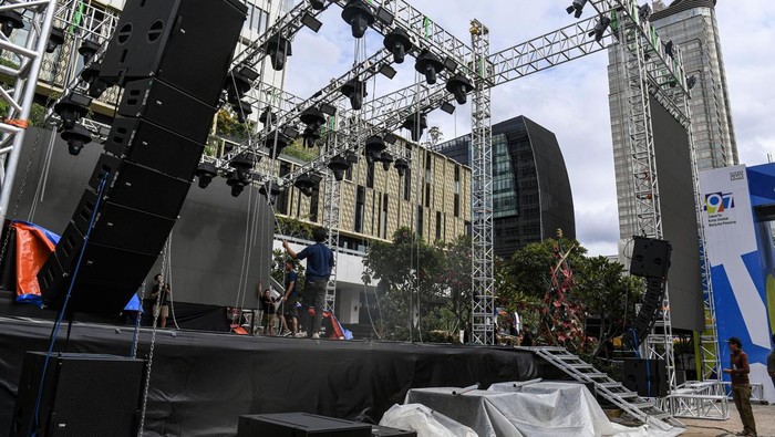 Pekerja menyelesaikan pembangunan panggung hiburan yang akan digunakan untuk malam pergantian tahun di kawasan MH Thamrin, Jakarta, Senin (30/12/2024). Acara malam pergantian tahun pada Selasa 31 Desember 2024 tersebut mengambil tema Semarak Jakarta Mendunia. ANTARA FOTO/Muhammad Adimaja/nym.