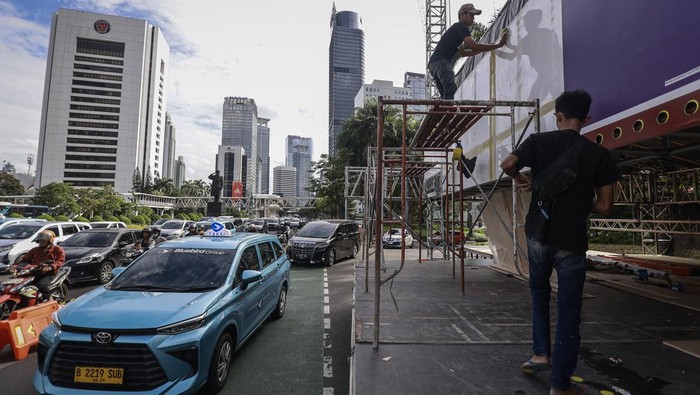 Pekerja menyelesaikan pembuatan panggung untuk perayaan tahun baru di Jalan Jenderal Sudirman, Jakarta, Senin (30/12/2024). Pemprov DKI Jakarta menyiapkan 23 panggung yang tersebar di seluruh kota untuk menghibur masyarakat pada malam pergantian tahun baru. ANTARA FOTO/Dhemas Reviyanto/nym.