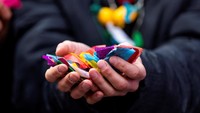 Rencananya, ada 3.000 pon confetti akan dijatuhkan dengan tangan dari gedung-gedung di dekatnya.  