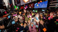Turis dan penduduk setempat berkesempatan untuk menuliskan harapan mereka untuk tahun mendatang di secarik kertas yang akan dicampur dengan confetti yang dilepaskan selama perayaan Malam Tahun Baru yang terkenal.  