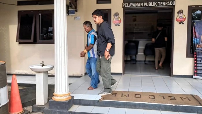 Seorang suami menyiramkan air keras kepada istri dan dua orang anak tirinya di Sukabumi