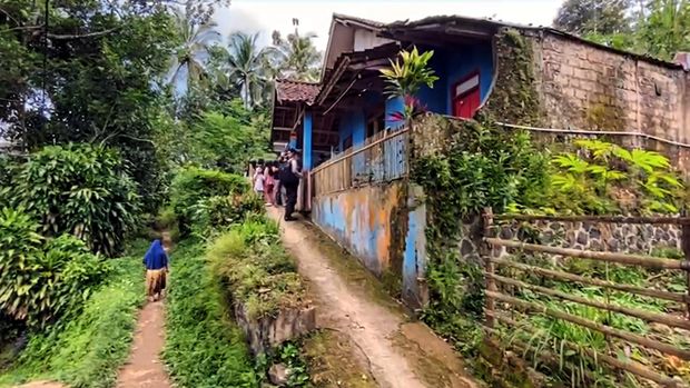 Seorang suami menyiramkan air keras kepada istri dan dua orang anak tirinya di Sukabumi