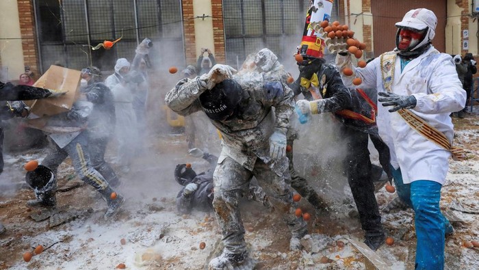 Serunya Perang Tepung dan Telur di Spanyol Revellers participate in the traditional