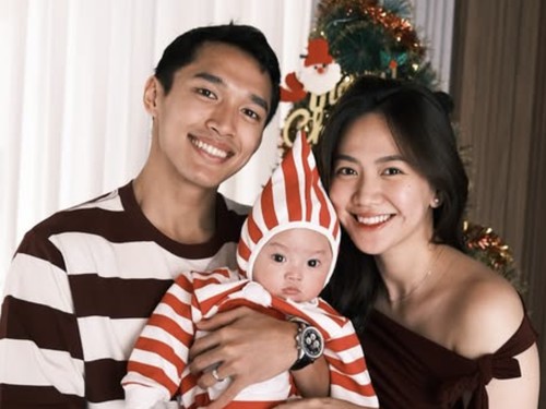 Shanju bersama Jonathan Christie dan buah hati mereka.