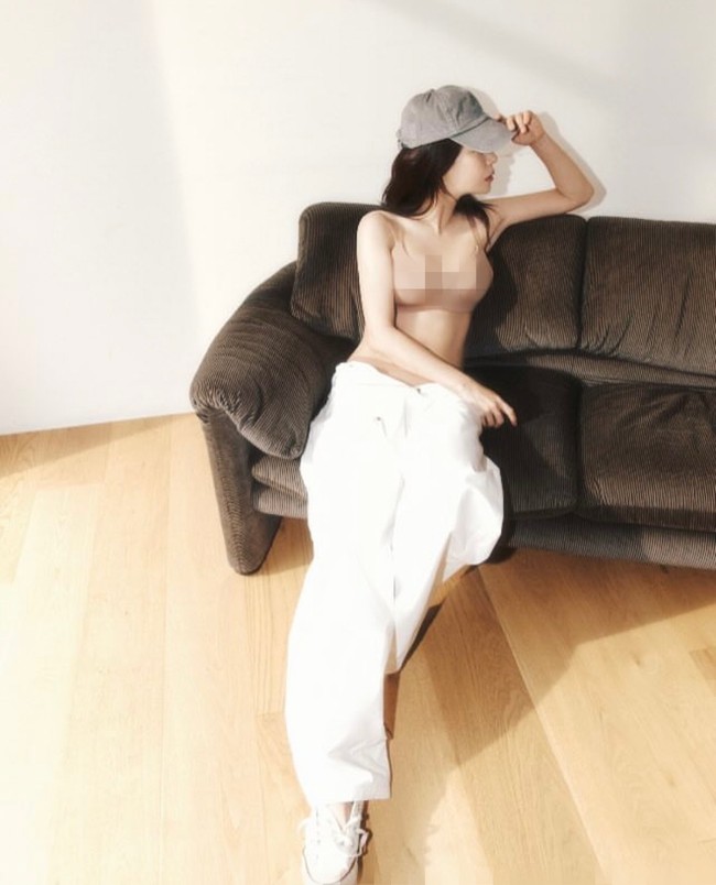 Selama dua tahun terakhir, Song Ji Hyo fokus merintis bisnisnya bahkan berkonsultasi dengan Yoo Jae Suk perihal produk pakaian dalam dan parfumnya. Kini dia bersiap untuk membintangi film Savior setelah hiatus akting selama tiga tahun. Foto: dok. Instagram @_nina.ssong_