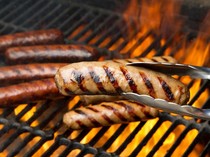 6 Tips Bikin Sosis Bakar yang Gurih Juicy Buat Tahun Baru