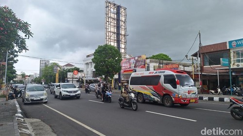 Suasana lalu lintas di Jalan Pejanggik, Kota Mataram, NTB, Senin (30/12/2024). (Nathea Citra/detikBali)