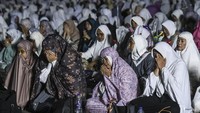 Pemerintah Provinsi DKI Jakarta menggelar malam muhasabah berupa zikir dan doa akhir tahun 2024 untuk mengevaluasi tindakan selama tahun 2024 serta untuk meminta keberkahan dan kebaikan di tahun 2025.  