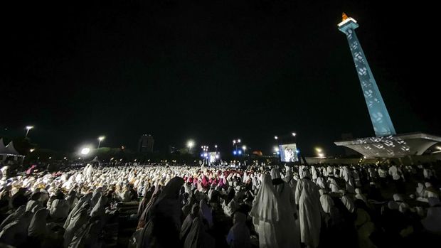 Sejumlah umat Islam berdoa saat menghadiri muhasabah, zikir, dan doa akhir tahun  di Monas, Jakarta, Senin (30/12/2024). Pemerintah Provinsi DKI Jakarta menggelar malam muhasabah berupa zikir dan doa akhir tahun 2024 untuk mengevaluasi tindakan selama tahun 2024 serta untuk meminta keberkahan dan kebaikan di tahun 2025. ANTARA FOTO/Hafidz Mubarak A/rwa.
