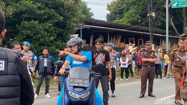 Suasana rekonstruksi penembakan Gamma dan temannya oleh tersangka Aipda Robig Zaenudin di depan Alfamart Candi Penataran, Kelurahan Kalipancur, Kecamatan Ngaliyan, Kota Semarang, Senin (30/12/2024).