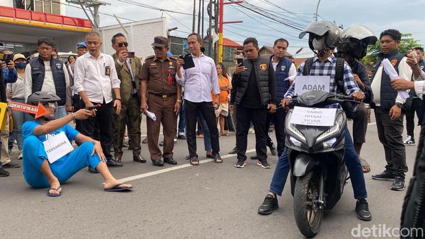 Suasana rekonstruksi penembakan Gamma dan temannya oleh tersangka Aipda Robig Zaenudin di depan Alfamart Candi Penataran, Kelurahan Kalipancur, Kecamatan Ngaliyan, Kota Semarang, Senin (30/12/2024).