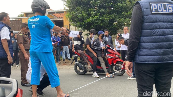 Suasana rekonstruksi penembakan Gamma dan temannya oleh tersangka Aipda Robig Zaenudin di depan Alfamart Candi Penataran, Kelurahan Kalipancur, Kecamatan Ngaliyan, Kota Semarang, Senin (30/12/2024).