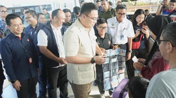 Direktur Human Capital Management Telkomsel Indrawan Ditapradana meninjau Posko Telkomsel SIAGA Pasar Senen, Jakarta, Jumat (27/12/2024). Pengecekan juga dilakukan di Posko Telkomsel SIAGA di Grand Outlet Karawang untuk menjamin keandalan jaringan telekomunikasi selama Natal dan Tahun Baru (Nataru).