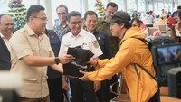 Direktur Human Capital Management Telkomsel Indrawan Ditapradana meninjau Posko Telkomsel SIAGA Pasar Senen, Jakarta, Senin (30/12/2024). Peninjauan ini untuk menjamin keandalan jaringan telekomunikasi selama Natal dan Tahun Baru (Nataru).