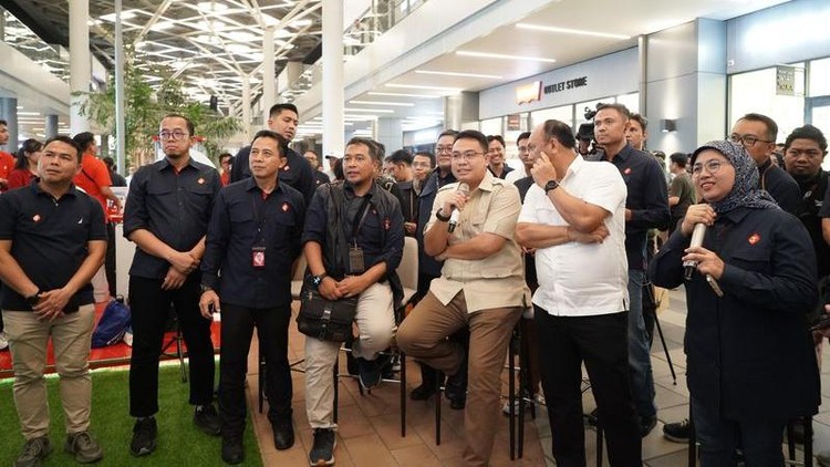 Direktur Human Capital Management Telkomsel Indrawan Ditapradana meninjau Posko Telkomsel SIAGA Pasar Senen, Jakarta, Senin (30/12/2024). Peninjauan ini untuk menjamin keandalan jaringan telekomunikasi selama Natal dan Tahun Baru (Nataru).