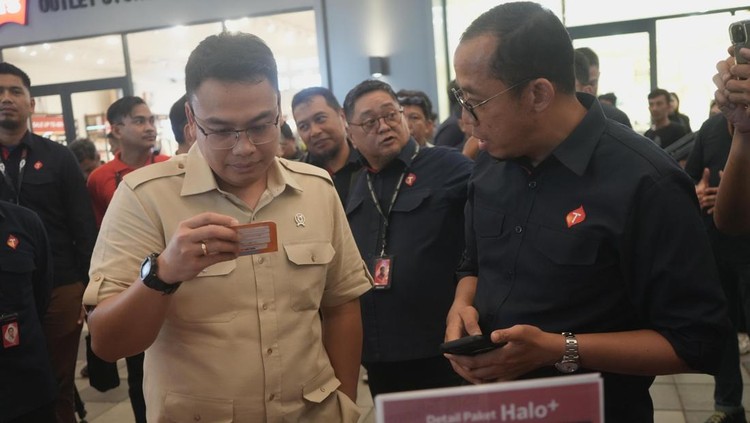 Direktur Human Capital Management Telkomsel Indrawan Ditapradana meninjau Posko Telkomsel SIAGA Pasar Senen, Jakarta, Senin (30/12/2024). Peninjauan ini untuk menjamin keandalan jaringan telekomunikasi selama Natal dan Tahun Baru (Nataru).