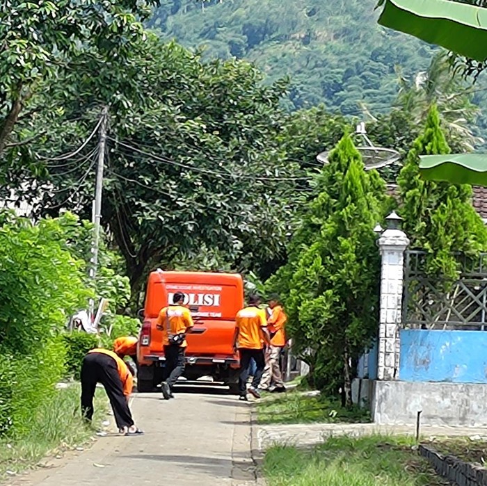 Tim Inafis Sisir Lokasi Pembunuhan Siswi MI Banyuwangi