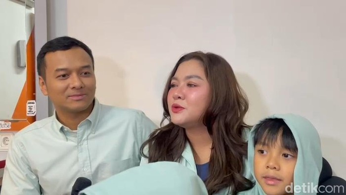 Vicky Shu bersama suami dan anak-anak.