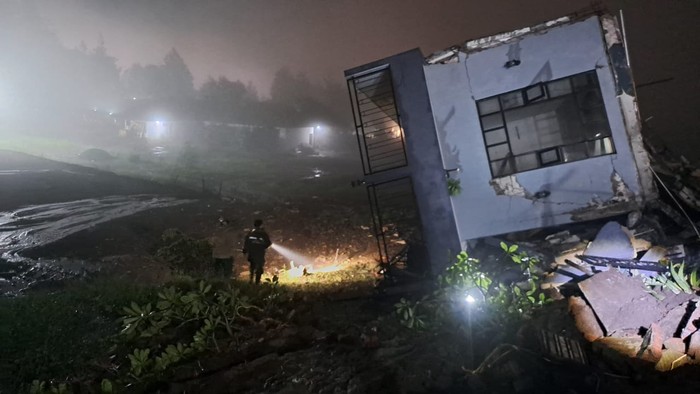 Vila di Kota Batu ambruk gegara longsor