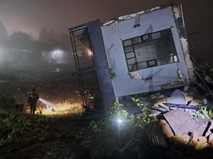 Vila di Kota Batu Ambruk gegara Longsor
