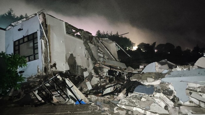 Vila di Kota Batu ambruk gegara longsor