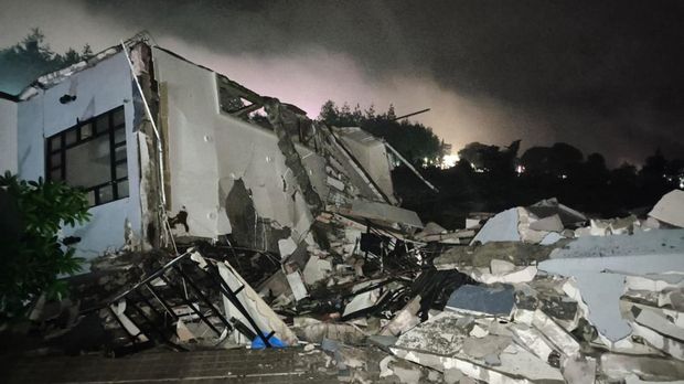 Vila di Kota Batu ambruk gegara longsor