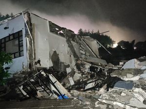 Vila di Kota Batu Ambruk gegara Longsor, 6 Orang Sekeluarga Luka