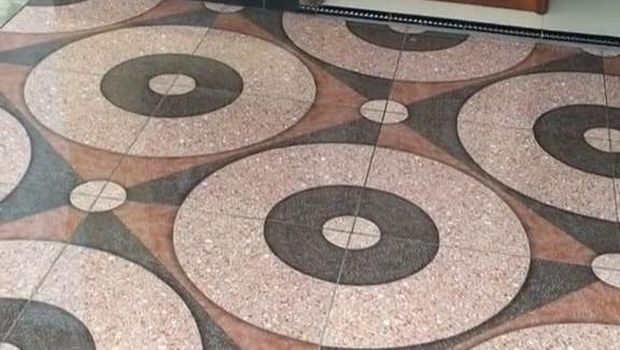 Viral Lantai Motif Cacing Besar Alaska