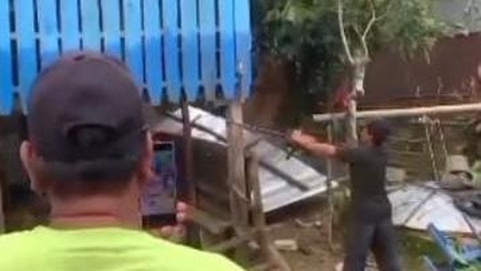 Warga membongkar rumah pelaku yang memperkosa anak kandungnya di Gowa.