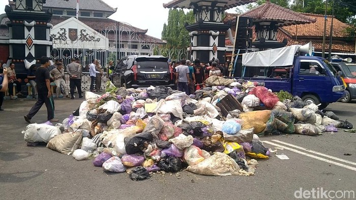 Warga mengirim sampah 2 truk di Pendopo Kabupaten Pemalang, Senin (30/12/2024).