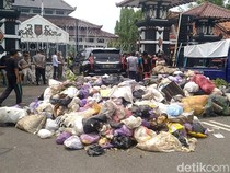 Kala Warga Hadiahi Sampah 2 Truk untuk Ultah Bupati Pemalang