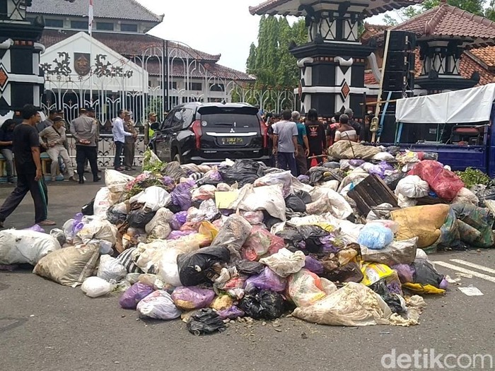 Warga mengirim sampah 2 truk di Pendopo Kabupaten Pemalang, Senin (30/12/2024).