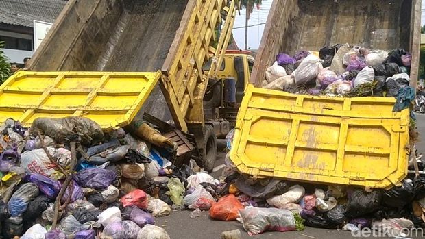 Warga mengirim sampah 2 truk di Pendopo Kabupaten Pemalang, Senin (30/12/2024).