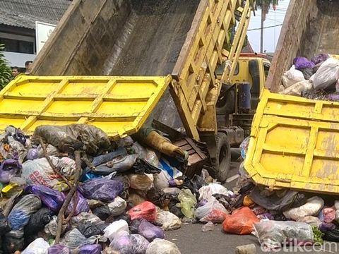 Warga mengirim sampah 2 truk di Pendopo Kabupaten Pemalang, Senin (30/12/2024).