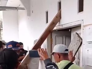 Kecewa dengan Kades, Warga Padaluyu Cianjur Segel Kantor Desa