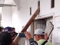 Kecewa dengan Kades, Warga Padaluyu Cianjur Segel Kantor Desa