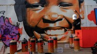 Warga Pantai Gading sebelumnya memandang grafiti dengan hina dan seniman grafiti dapat dituntut. Namun pandangan itu berubah, dan mural grafiti semakin umum di tembok kota karena bentuk seni tersebut telah diterima.