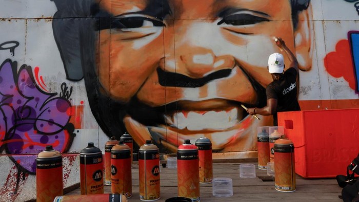 Warna-warni Mural Hiasi Pusat Ekonomi Pantai Gading People walk past a mural street artists who came to participate in the first edition of Graff Ivoire in Abidjan, Ivory Coast November 13, 2024. REUTERS/Luc Gnago