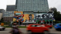 Mural yang menjulang tinggi dan potongan grafiti yang rumit kini menghiasi bagian luar hotel internasional dan jalan raya utama.