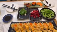 Edo yang berasal dari daerah dan tak pernah makan di restoran mewah, diajak Willie menyantap di restoran Jepang. Edo sampai merasa terkesan karena saat itu adalah momen pertama kali dirinya melihat sushi. Foto: Instagram/willie27_