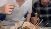 Ketika bertemu orang yang membutuhkan, Willie Salim juga tak sungkan mentraktirnya makan. Bahkan ia rela ditantang menyantap sate biawak ketika menolong pria bernama Edo. Foto: Instagram/willie27_