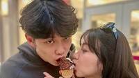 Willie yang terkenal gemar membantu orang juga romantis dengan kekasihnya. Bersama Vilmei, ia pamerkan momen mesra makan es krim satu untuk berdua. Foto: Instagram/willie27_