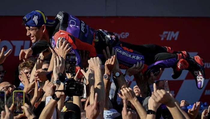 MotoGP - Solidarity Grand Prix of Barcelona - Circuit de Barcelona-Catalunya, Barcelona, Spain - November 17, 2024 Prima Pramac Racings Jorge Martin celebrates with teammates after winning the MotoGP World Championship REUTERS/Pablo Morano     TPX IMAGES OF THE DAY                   SEARCH 